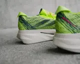 Leuchtend gelbe, fast verbotene Laufschuhe mit dunklen Streifen und einer dicken Sohle.