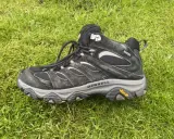Schwarzer Wanderschuh von Merrell, bereit für den merrell moab 3 test im Gelände. Vibram-Sohle für Grip.