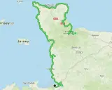 Karte zeigt eine grüne Route entlang der Küste der Normandie, Frankreich, mit Städten wie Cherbourg und Caen. Ideal für fernwanderwege Frankreich.
