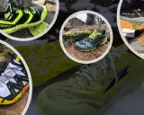 Verschiedene trailrunning schuhe zum joggen geeignet, teils schlammig, teils auf Schnee und Steinen liegend.