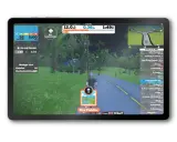Ein Läufer nimmt an einem virtuellen Lauf teil, mit einer virtuellen Landschaft und Ranglisten auf dem Bildschirm.