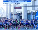 Start des Frankfurter Mainova Halbmarathons mit vielen Läufern, darunter ein ultramarathonläufer im Vordergrund, bereit für den Startschuss.