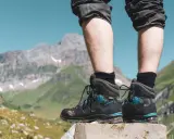 Wanderschuhe-Marken-Liste: Lowa-Stiefel bereit für den Aufstieg in den Bergen.
