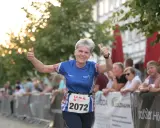 Läuferin mit Startnummer 2072 gibt beim Sparkassenlauf Aurich Daumen hoch.