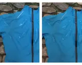 Zwei Ansichten einer blauen Regenjacke mit Wassertropfen. Die Jacke ist wasserabweisend und trocknet schnell.