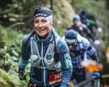 Lächelnde Läuferin beim Mountainman Nesselwang Trailrun. Sie trägt Sportkleidung und hat Zöpfe.