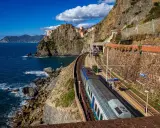 Zug in Manarola, Cinque Terre. Entdecke die Geheimtipps der Cinque Terre mit dieser malerischen Zugfahrt entlang der Küste.
