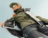 Frauenjacke mit Gore-Tex-Logo, die zeigt, was ein Midlayer ist: isolierend und atmungsaktiv für Outdoor-Abenteuer.