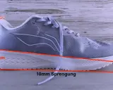 Grauer Laufschuh mit 10mm Sprengung. Die Fersendämpfung beträgt 18mm, die Vorderfußdämpfung 8mm.