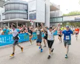 Läufer jubeln beim Marathon Stuttgart, überqueren die Ziellinie.