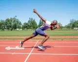 Ein Sprinter in voller Aktion, bereit für den Start. Seine explosive Kraft und Schnelligkeit sind das Ergebnis von intensivem plyometrischem Training.