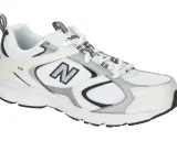 Ein weißer New Balance 408 Herren Sneaker mit grauen und dunkelblauen Akzenten.
