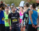 Läufer warten am Start eines Ultramarathons in Deutschland. Rene, Max und Mark sind bereit.