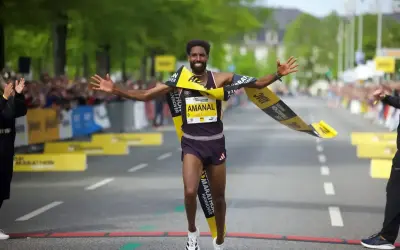 Läufer durchbricht jubelnd die Ziellinie beim Hannover Marathon. Ein Highlight im laufkalender niedersachsen.