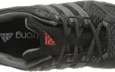 Schwarzer Adidas Kanadia Trail 6 Schuh mit roten Akzenten und Schnürsenkeln. Perfekt für jedes Abenteuer.