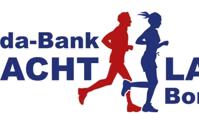 Sparda-Bank Nachtlauf Bonn: Läufer in Rot und Blau rennen durch die Nacht.