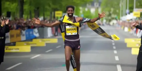 Läufer durchbricht jubelnd die Ziellinie beim Hannover Marathon. Ein Highlight im laufkalender niedersachsen.