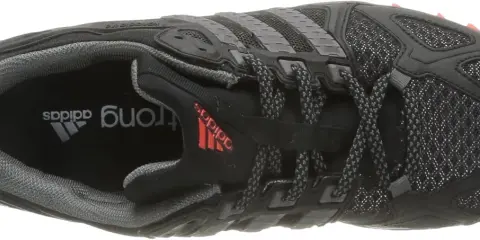 Schwarzer Adidas Kanadia Trail 6 Schuh mit roten Akzenten und Schnürsenkeln. Perfekt für jedes Abenteuer.