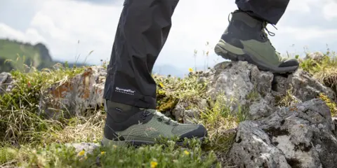 Wanderer mit robusten Schuhen, die mit einer Sympatex Membran ausgestattet sind, steigen über felsiges Gelände.
