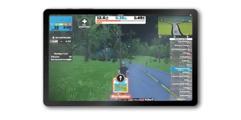 Ein Läufer nimmt an einem virtuellen Lauf teil, mit einer virtuellen Landschaft und Ranglisten auf dem Bildschirm.