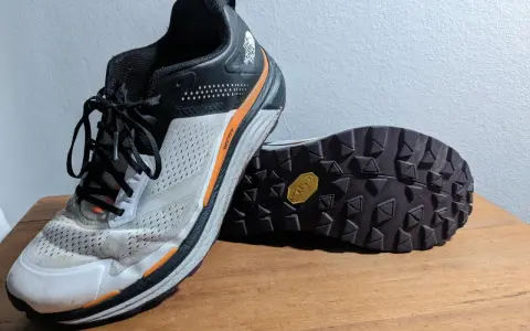 Ein Paar Laufschuhe mit einer Vibram Sohle, bereit für eine Erneuerung.
