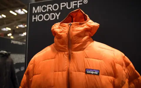 Leuchtend orange Patagonia Micro Puff Hoody aus Pertex Quantum Material. Perfekt für Abenteuer bei jedem Wetter.