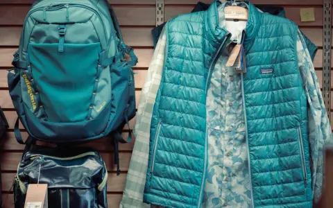 Patagonia Rucksack und Steppweste in Türkis, bereit für jedes Abenteuer. PFC frei für umweltbewusste Outdoor-Fans.