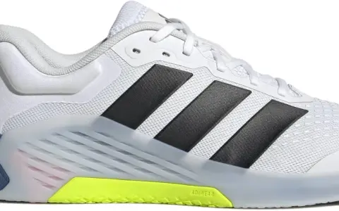 Weißer Trainingsschuh mit schwarzen Streifen, neon-gelber Sohle und blauem Fersen-Detail. Der adidas dropset 4 ist bereit für dein Workout.
