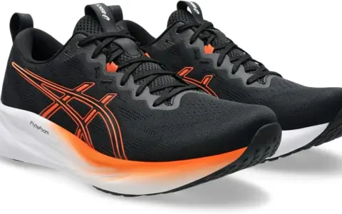 Schwarze Laufschuhe Asics Gel Pulse 16 mit orangefarbenen Akzenten und weißer Sohle.