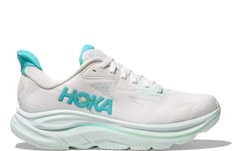 Weißer Hoka Schuh mit türkisfarbenem Logo und mintgrünen Akzenten. Viele positive Hoka Schuhe Erfahrungen sprechen für diesen Laufschuh.