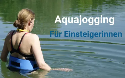 Frau mit Auftriebsgürtel im Wasser, bereit für Aqua Jogging.