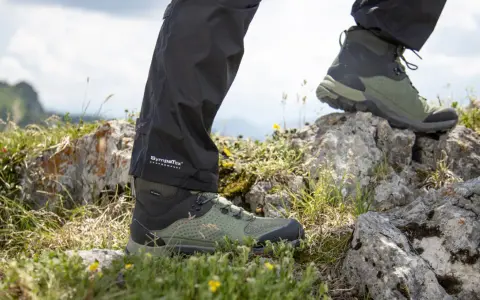 Wanderer mit robusten Schuhen, die mit einer Sympatex Membran ausgestattet sind, steigen über felsiges Gelände.