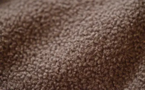 Nahaufnahme von braunem Fleece-Stoff. Dieses Material ist weich und warm, und ja, ist fleece atmungsaktiv.