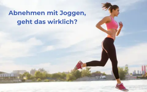 Frau joggt am Wasser entlang, um abzunehmen. Der Himmel ist blau mit Wolken.