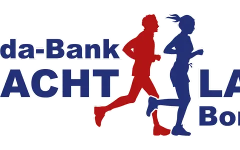 Sparda-Bank Nachtlauf Bonn: Läufer in Rot und Blau rennen durch die Nacht.