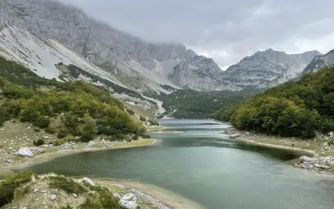 Ein ruhiger See im Durmitor Nationalpark, ideal zum Wandern. Majestätische Berge und grüne Wälder umgeben das klare Wasser.