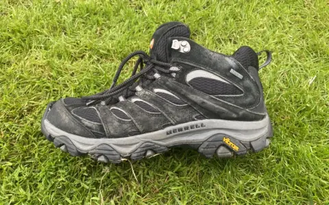 Schwarzer Wanderschuh von Merrell, bereit für den merrell moab 3 test im Gelände. Vibram-Sohle für Grip.