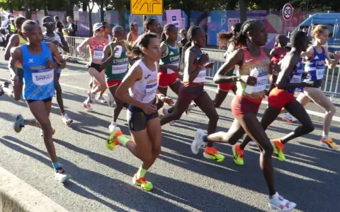Läuferinnen im Marathon, eine spannende marathon geschichte. Die Athletinnen kämpfen um die beste Platzierung.