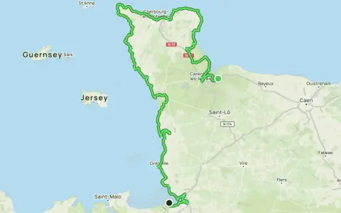 Karte zeigt eine grüne Route entlang der Küste der Normandie, Frankreich, mit Städten wie Cherbourg und Caen. Ideal für fernwanderwege Frankreich.