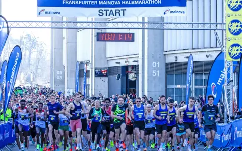 Start des Frankfurter Mainova Halbmarathons mit vielen Läufern, darunter ein ultramarathonläufer im Vordergrund, bereit für den Startschuss.