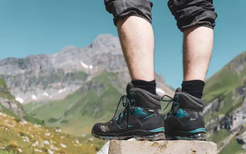 Wanderschuhe-Marken-Liste: Lowa-Stiefel bereit für den Aufstieg in den Bergen.