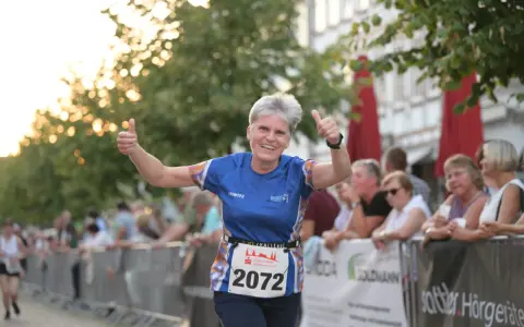 Läuferin mit Startnummer 2072 gibt beim Sparkassenlauf Aurich Daumen hoch.