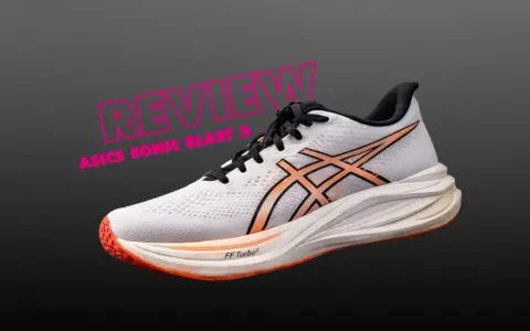 Ein weißer Laufschuh mit orangefarbenen Akzenten, der ASICS Sonicblast 2, bereit für den nächsten Lauf.