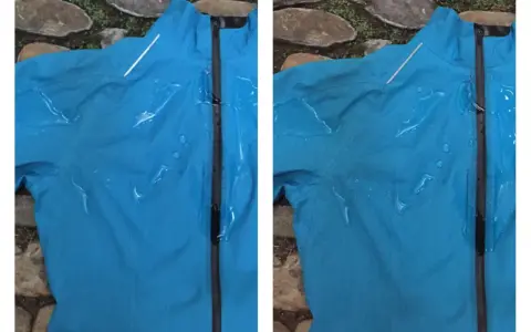 Zwei Ansichten einer blauen Regenjacke mit Wassertropfen. Die Jacke ist wasserabweisend und trocknet schnell.