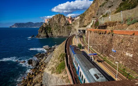 Zug in Manarola, Cinque Terre. Entdecke die Geheimtipps der Cinque Terre mit dieser malerischen Zugfahrt entlang der Küste.