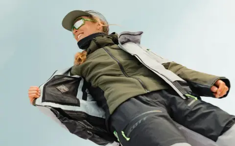 Frauenjacke mit Gore-Tex-Logo, die zeigt, was ein Midlayer ist: isolierend und atmungsaktiv für Outdoor-Abenteuer.