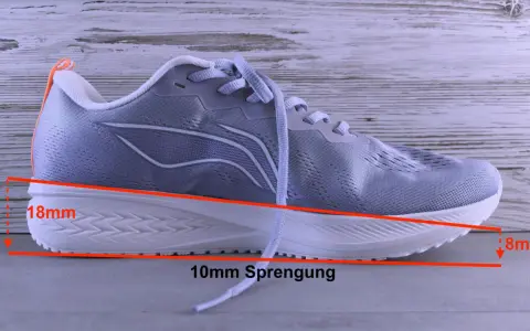 Grauer Laufschuh mit 10mm Sprengung. Die Fersendämpfung beträgt 18mm, die Vorderfußdämpfung 8mm.