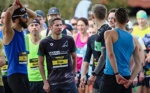 Läufer warten am Start eines Ultramarathons in Deutschland. Rene, Max und Mark sind bereit.