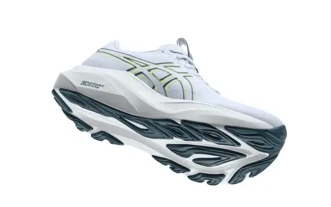 Ein weißer Asics GT-1000 4 Herren Laufschuh mit gelben Akzenten und einer markanten Sohle.