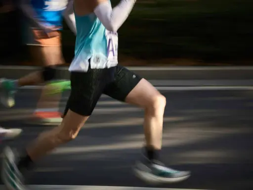 Läufer mit schweren Beinen beim Joggen, die durch die Bewegung verschwommen sind.